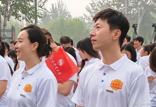 克拉克加公开赛穿球衣遭嘘仍抓鸟