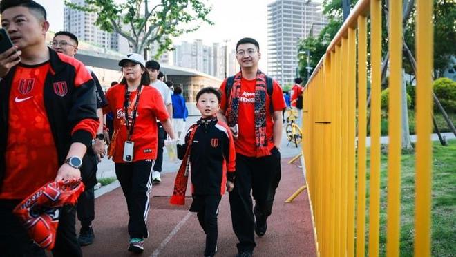 47岁杭州女医生“炸翻”朋友圈：高血脂练回正常，马甲线清晰可见！她只在客厅做了一件事